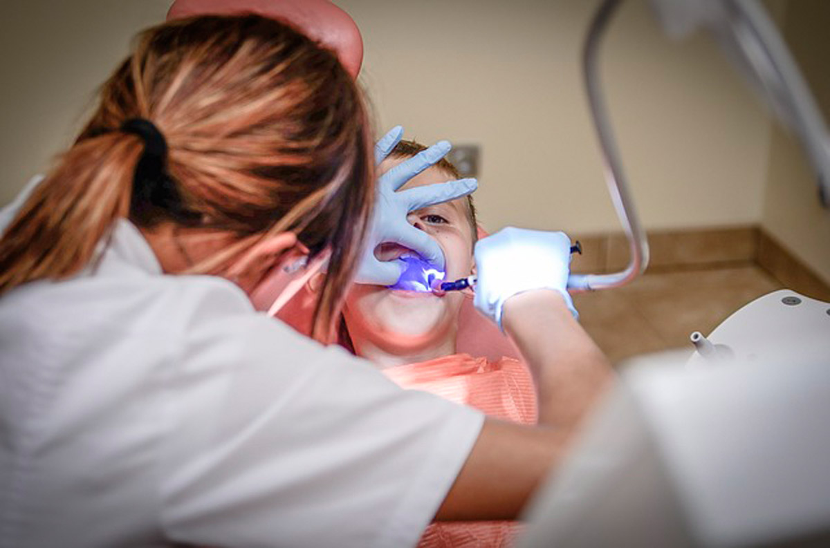 Tandlæge tjekker patients tænder